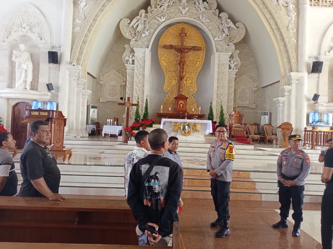 Kapolresta Denpasar Kombes Pol Muhammad Iqbal Simatupang S.I.K.,M.H memastikan kesiapan pengamanan di Gereja Paroki Roh Kudus Katedral, Jalan Tukad Musi I, Denpasar Timur