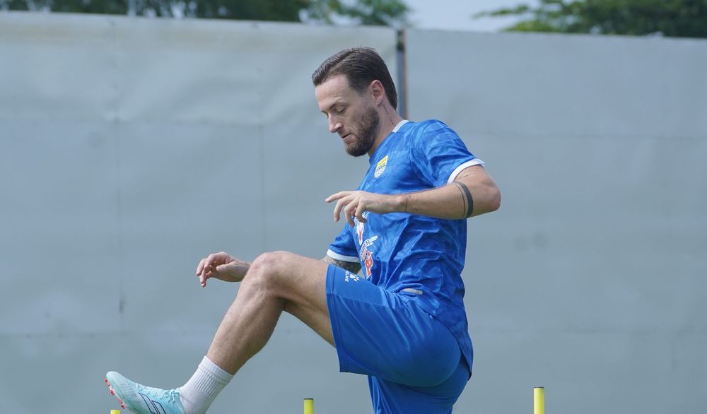 KEMBALI FIT - Kapten Persib Mark Klok kembali bugar setelah beristirahat selama jeda kompetisi internasional.