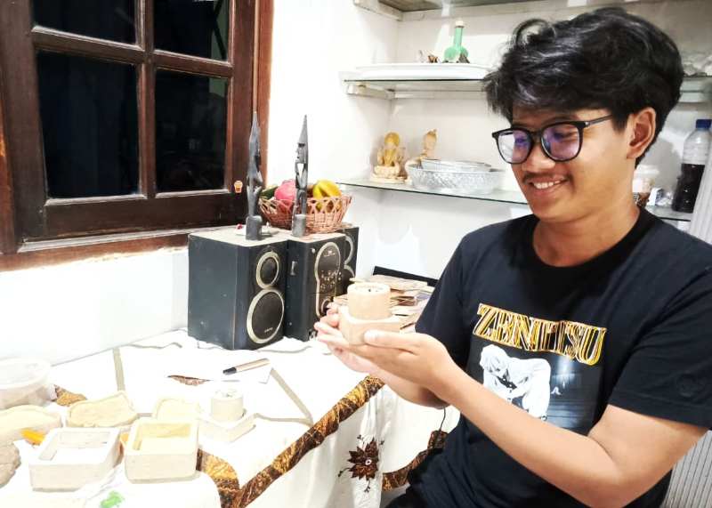 MEMANFAATKAN BARANG  TAK TERPAKAI: Founder KAMI Studio, Lukman Rizkika saat memperlihat produk dari olahan canang. (foto: Wayan Widyantara/Radar Bali)