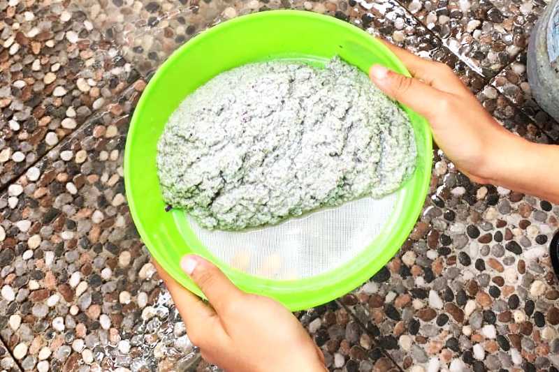 DIPROSES DULU : Proses pengolahan dari limbah canang. Selesai penghancuran, jadi bubur, sebelum pemadatan dan  pembentukan.(I Wayan Widyantara)