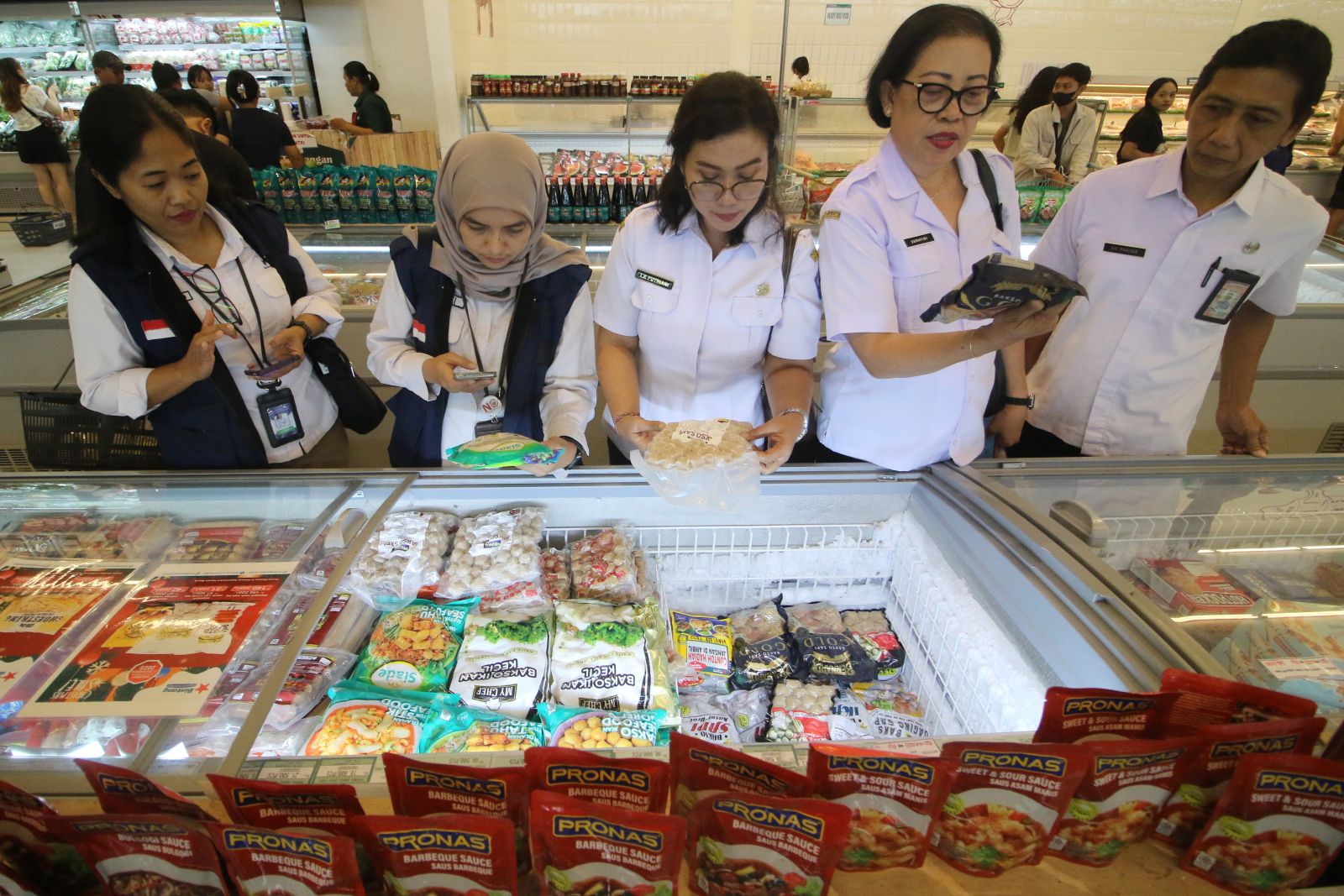 SIDAK: BBPOM Denpasar lakukan pemeriksaan sejumlah produk makanan saat pelaksanaan intensifikasi pengawasan pangan (inwas) di Swalayan Bintang, Jalan Hayam Wuruk Denpasar Rabu (24-12)