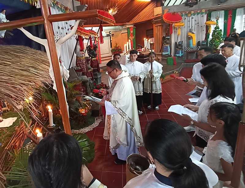 KHIDMAT NATAL : Prosesi perayaan Natal di Kapel Rumah Khalwat Tegal Jaya, Jalan Kubu Gunung, Dalung, Badung.(adrian suwanto/radar bali)