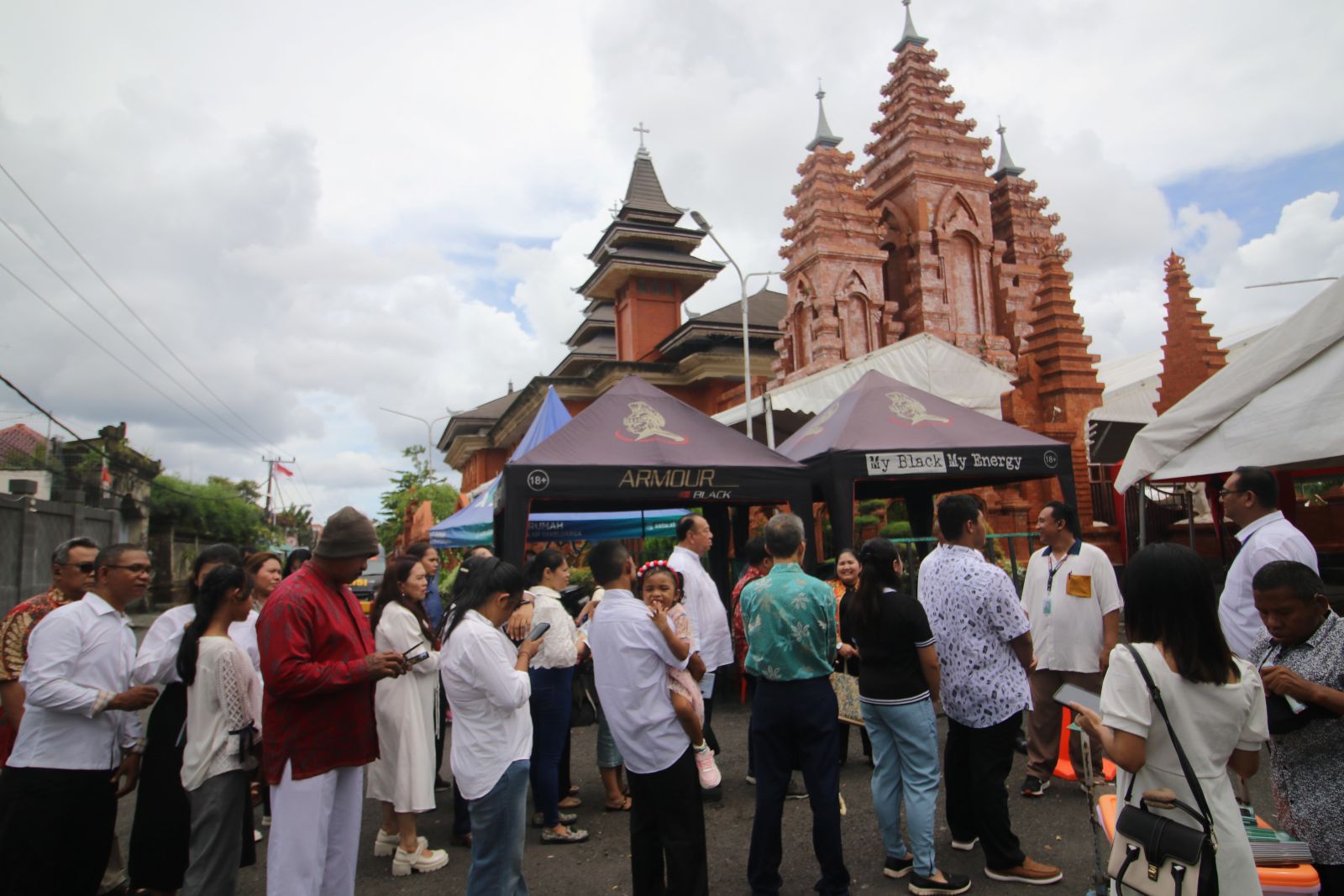 MISA: Jemaat saat antre sebelum masuk Gereja Katedral Roh Kudus Renon untuk mengikuti misa natal kemarin (24/12/2025)