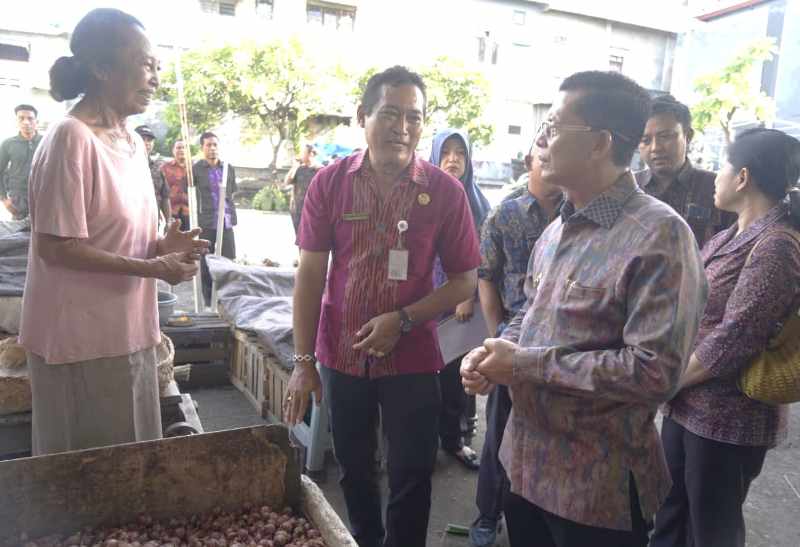 PANTAU LANGSUNG : Bupati Klungkung, I Made Satria saat memantau kondisi Pasar Umum Galiran. (Foto: Humas Pemkab Klungkung)