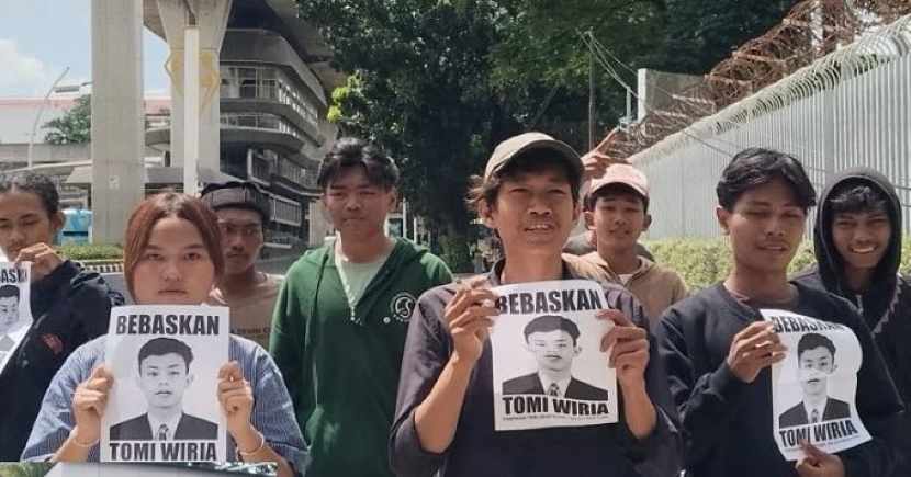 AKSI SOLIDARITAS BEBASKAN TOMY WIRIA: Aksi solidaritas pembebasan Tomy Wiria, di depan Mabes Polri, pada Senin (22/12/2025).(sumber:LBH Jakarta)