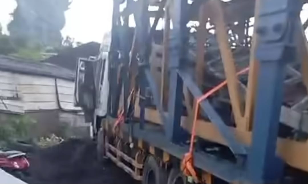 BERBAHAYA: Fuso bermuatan berat seruduk rumah warga, di Jalan Pura Pengulapan, depan Kampung Gar, Banjar Giri, Ungasan, Kuta Selatan, Badung, Rabu (24/12).