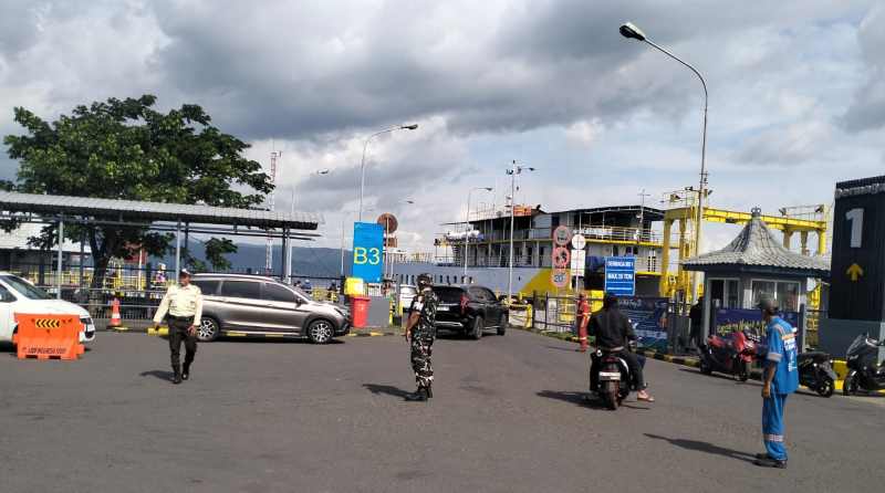 MENUJU NORMAL KEMBALI : Lalu lintas kendaraan di Pelabuhan Gilimanuk kemarin. ( Foto. M. Basir/Radar Bali)