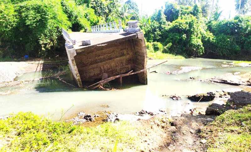TAK JELAS NASIBNYA : Jembatan penghubung Banjar Munduk Ranti,Desa Tukadaya, dan Banjar Pebuahan,Desa Banyubir, Beg8ini kondisinya. (M.Basir)