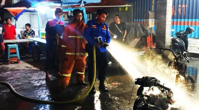 PADAMKAN API : Petugas memadamkan api yang membuat motor. (foto: Damkar Jembrana)