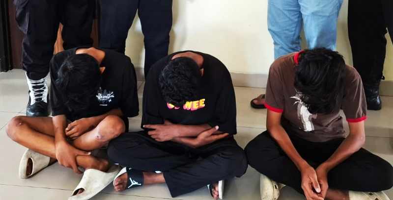 DIGULUNG : Tiga orang pelajar yang melakukan aksi pencurian pada sebuah warung klontong di Tabanan.(foto: istimewa)