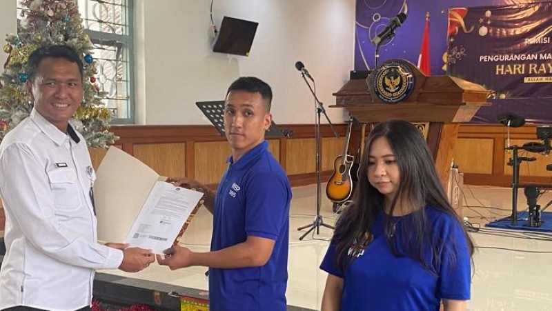 BERIKAN REMISI : Kalapas Kelas II B Karangasem saat memberikan remisi pada narapidana pada momen peringatan Hari Raya Natal. (Foto:  zulfika Rahman)