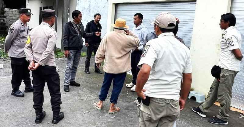 HEBOH : Polisi menenangkan Jero Sukebal  yang sempat mengamuk dan mengancam. (Foto: Polsek Kintamani)
