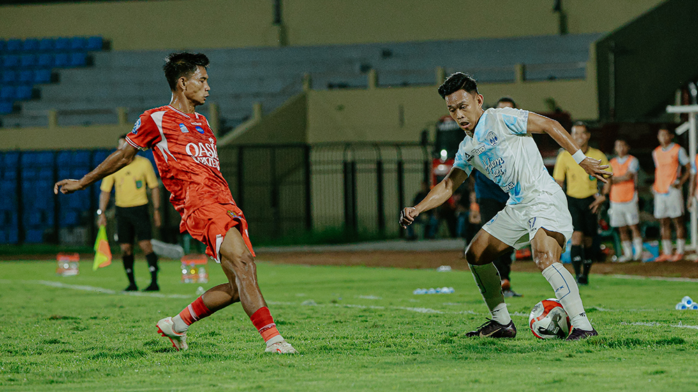 TANPA PENONTON - Pemain PSIM dan Persijap dalam laga tanpa penonton pada 23 Desember 2025.