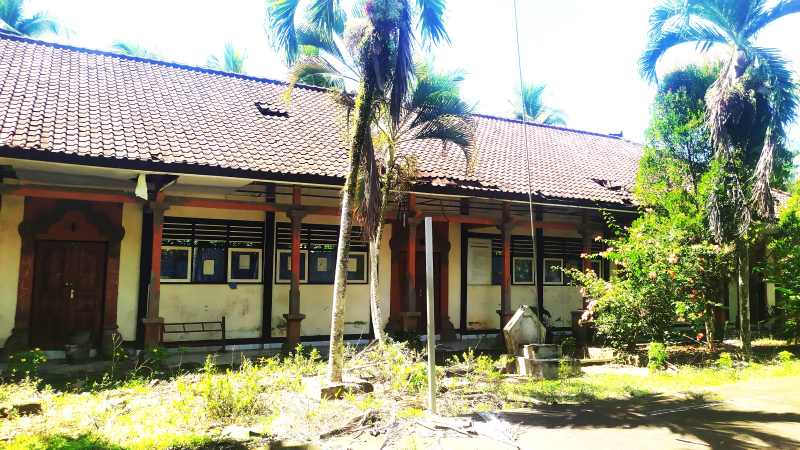 SEGERA BERALIH FUNGSI : Bangunan SDN Blimbingsari Melaya terbengkalai setelah digabungkan dengan sekolah lain mulai awal tahun 2025.(M.Basir/RadarBali)