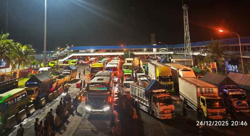RAMAI DI MALAM HARI : Kesibukan di pelabuhan Gilimanuk pada Rabu malam. (Foto : dok.Bayu untuk Radar Bali)
