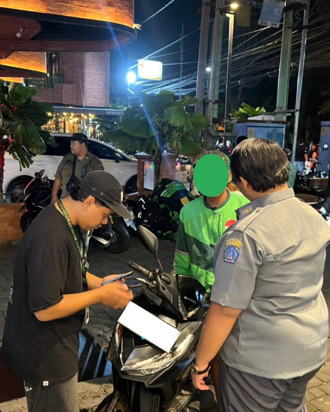 Grab Indonesia bersama Desa Adat Seminyak serta unsur terkait menggelar penertiban operasional ojek online (ojol), Jumat (20/12/2025).