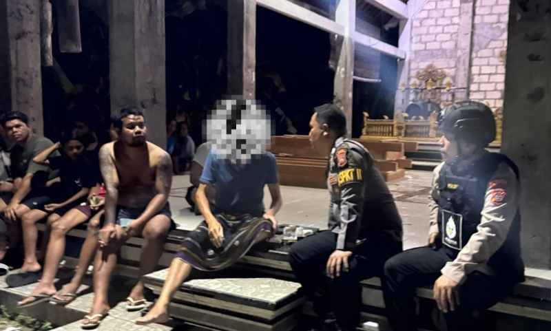 BERKILAH BELI DI KINTAMANI : Warga asing asal Prancis berinisial PBE (Tengah) , gegara  ambil gerabah dari setra di Desa Suana, Nusa Penida. (Foto: Humas Polres Klungkung)