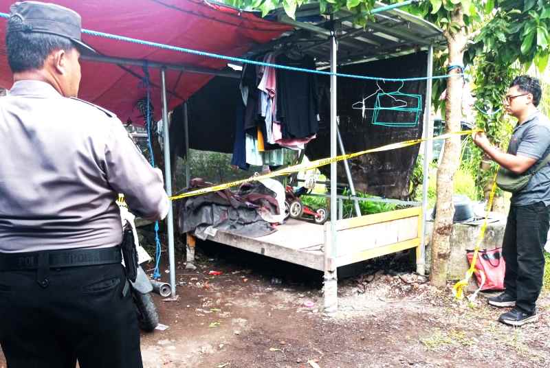 OLAH TEMPAT KEJADIAN : Petugas kepolisian Polsek Karangasem saat melakukan olah TKP di lokasi kejadian.(istimewa)