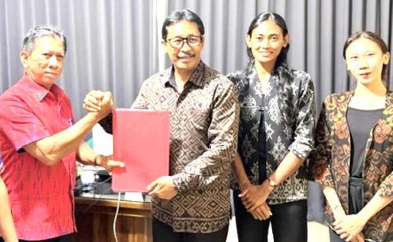 LENGKAPI PERSYARATAN : Sutama (kaca mata) mengembalikan formulir pendaftaran ke Ketua Tim Penjaringan dan Penyaringan, I Ketut Widia Astika (batik merah). (foto: IG Koni Badung)