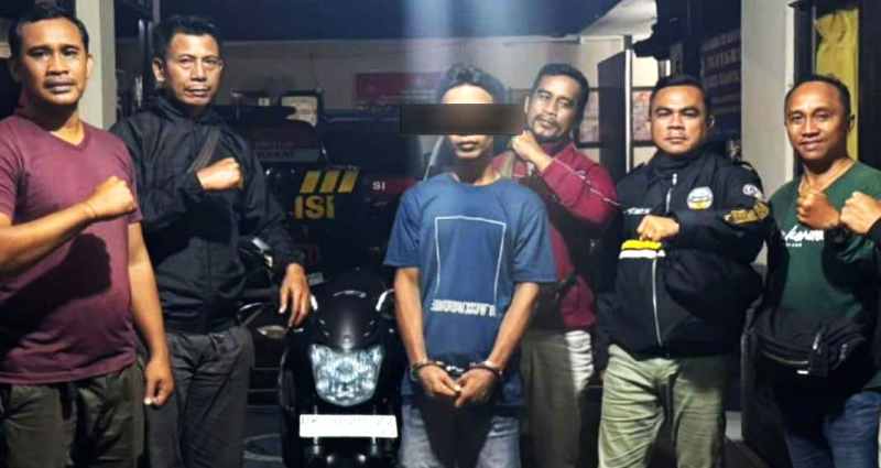 DITANGKAP: Pelaku pencurian motor (tengah) diringkus jajaran Polsek Blahbatuh. (foto: dok.Polres Gianyar)