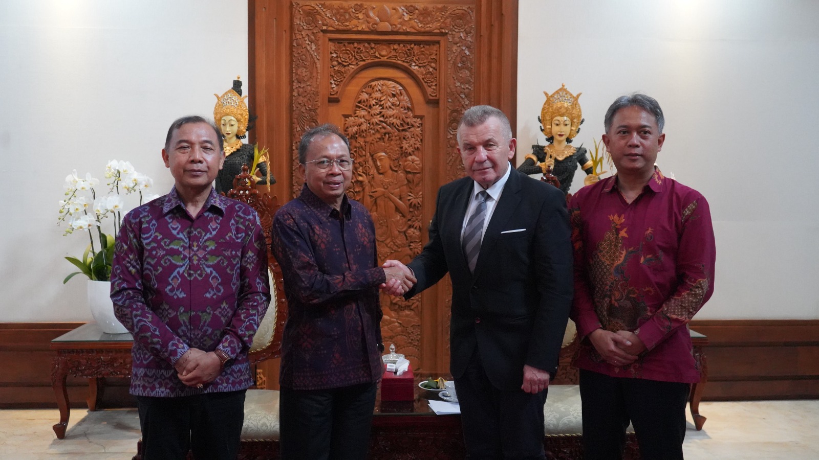 FAVORIT: Gubernur Bali, Wayan Koster bertemu dengan Konsul Kehormatan Republik Indonesia di Gdansk, Polandia, Mirosław Wawrowski pada, Rabu(24/12/2025)