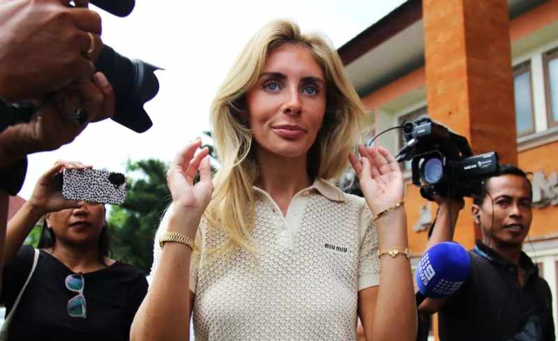 HILANG URAT MALUNYA : Tia Emma Billinger alias Bonnie Blue saat hendak dideportasi dari Bali (miftahuddin/radar bali)
