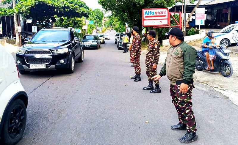 KEBERSAMAAN SAAT HARI RAYA : Pengamanan ibadah Natal yang dilakukan oleh Banser Ansor Tabanan bersama dengan parat, pecalang dan Saka Pramuka Tabanan. (foto:juliadi/radar bali)