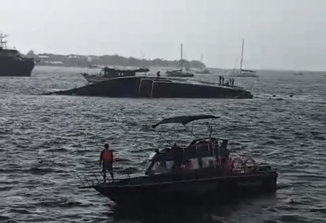 TERBALIK: Kapal jenis pinisi terbalik di laut dangkal kawasan pelabuhan Benoa Denpasar, 27 Desember 2025.