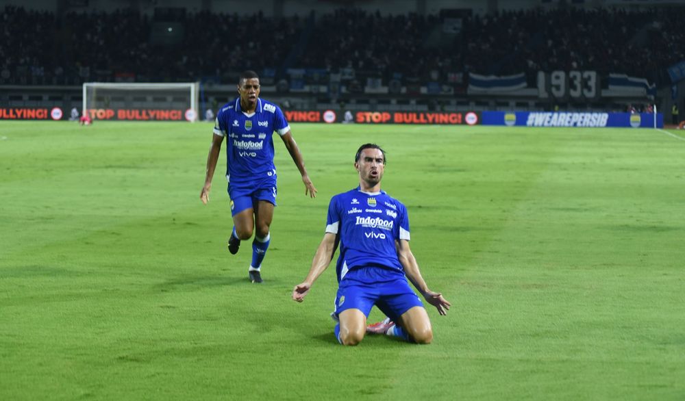 Striker Persib Andrew Jung merayakan gol ke gawang Kiper PSM Makassar Hilman Syah.