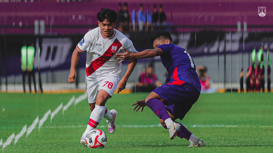 KEHILANGAN POIN - Gelandang Persis Zanadin Fariz membawa bola melewati pemain Persik Kediri.