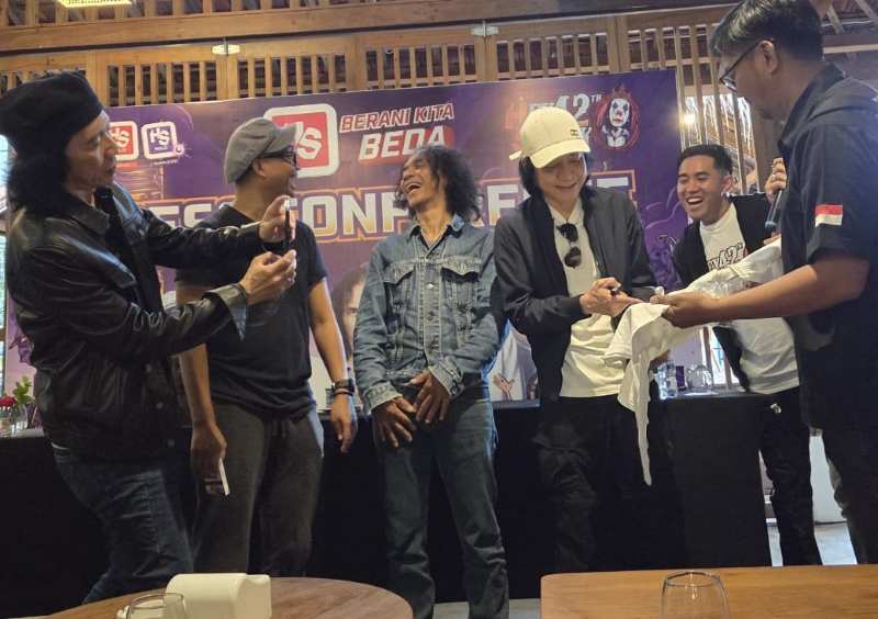 GELAR LELANG : Di Pantai Mertasari Slank melelang benda-benda kesayangan mereka dengan hasil  100 persen untuk korban bencana di Sumatera.(marsellus pampur)