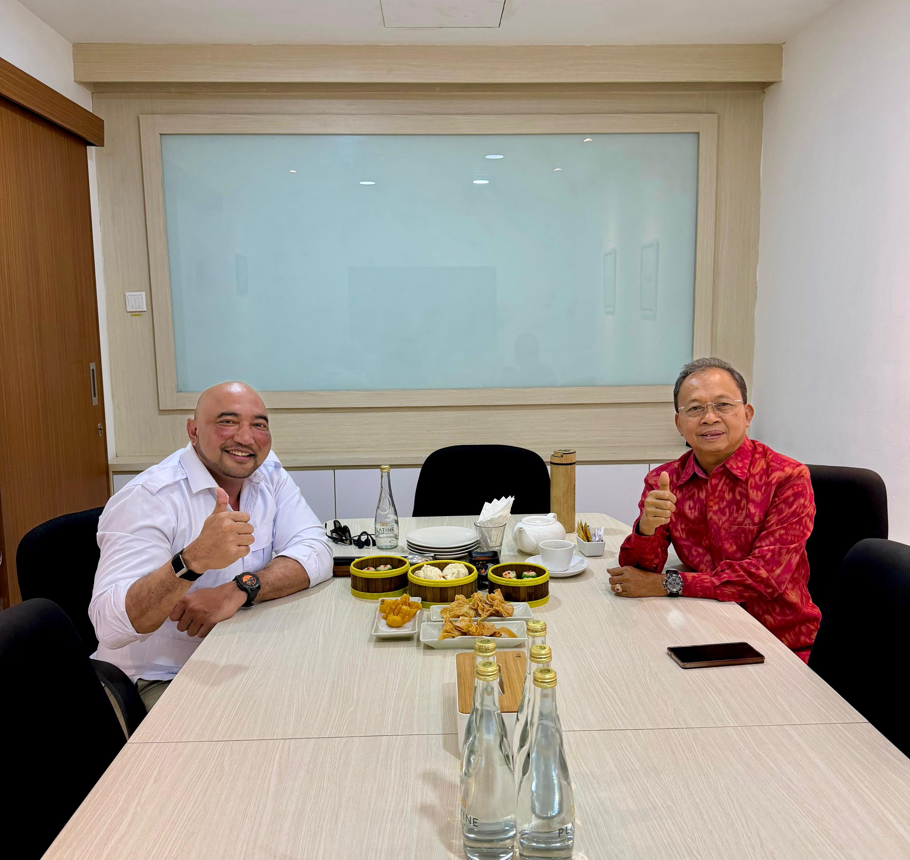 TANGGALKAN RIVALITAS: Ketua DPD Gerindra Bali Made Muliawan Arya (De Gadjah) bertemu Gubernur Bali Wayan Koster (Ketua DPD PDIP Bali) di restoran kawasan Denpasar, Sabtu (27/12/2025).