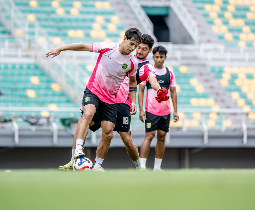 Bruno Moreira dan Randy May dalam sesi official training di Stadion Gelora Bung Tomo, Sabtu (27/12).
