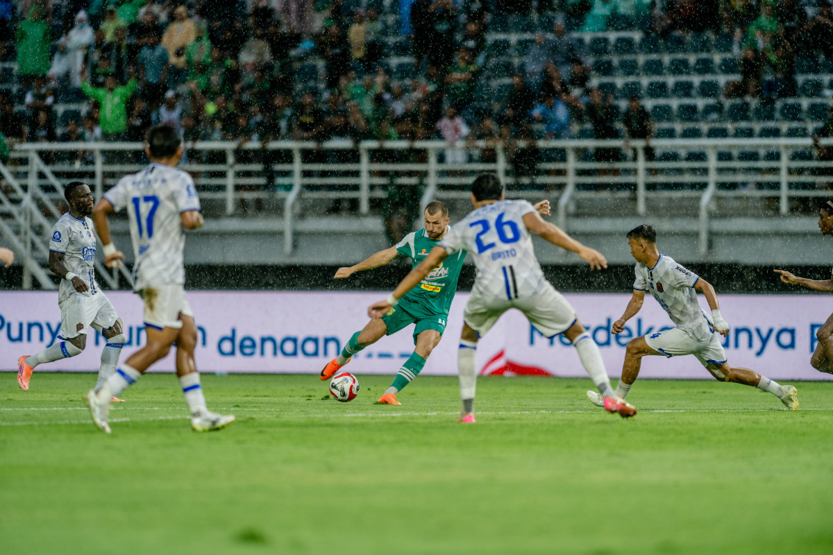 Mihailo Perovic mencoba lolos dari hadangan pemain Persijap Jepara dalam laga di Stadion GBT Minggu malam.