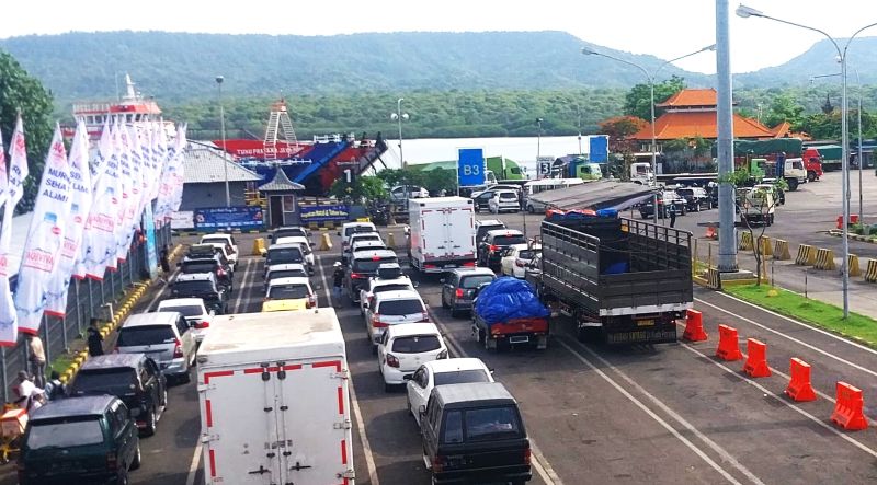 ARUS BALIK MEMUNCAK : Suasana penyeberangan selat Bali seusai liburan Natal dari Pulau Dewata. (M.Basir)