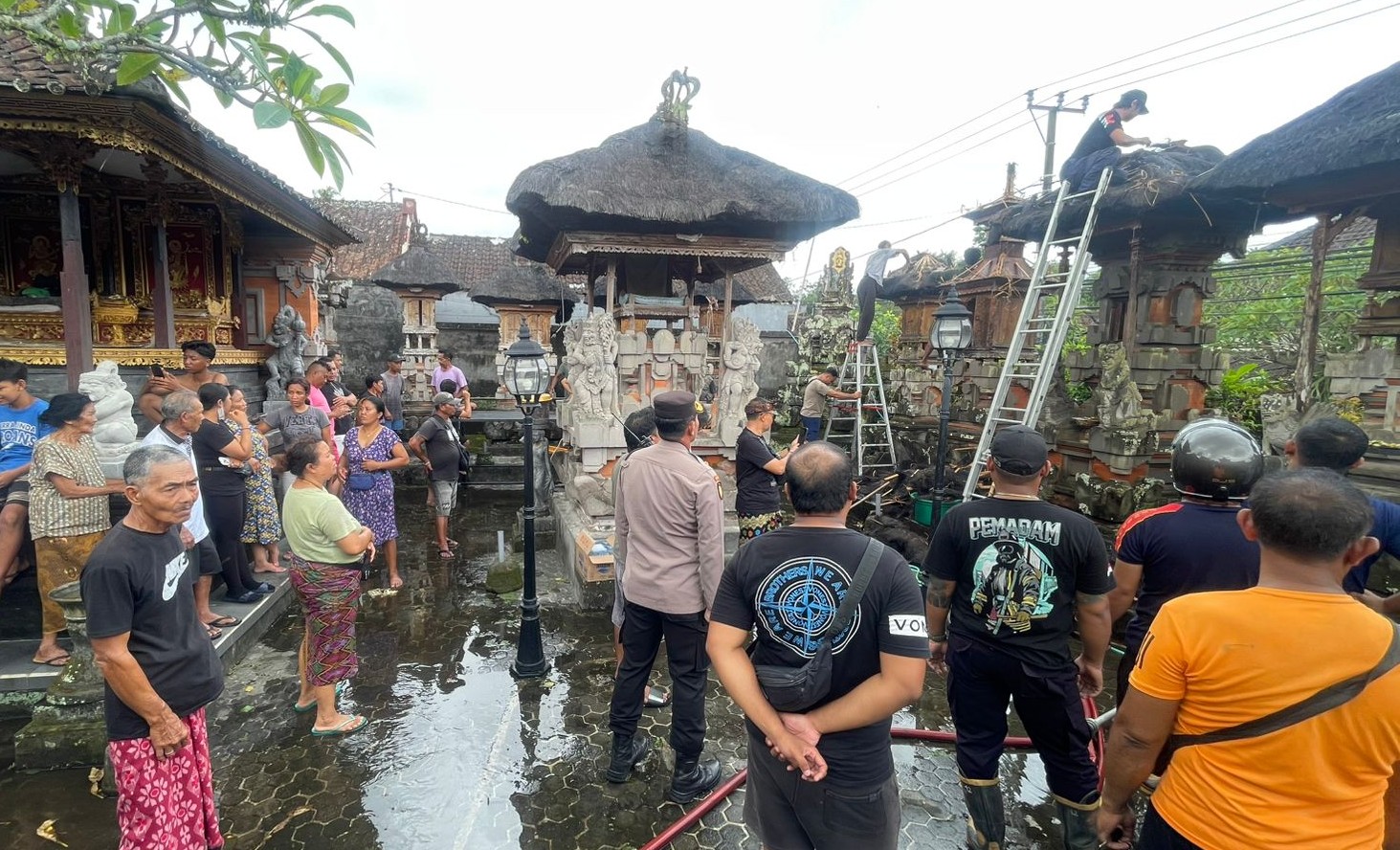 GEGARA KEMBANG API : Pelinggih di Sayan mengalami kebakaran akibat percikan kembang api. (ist)