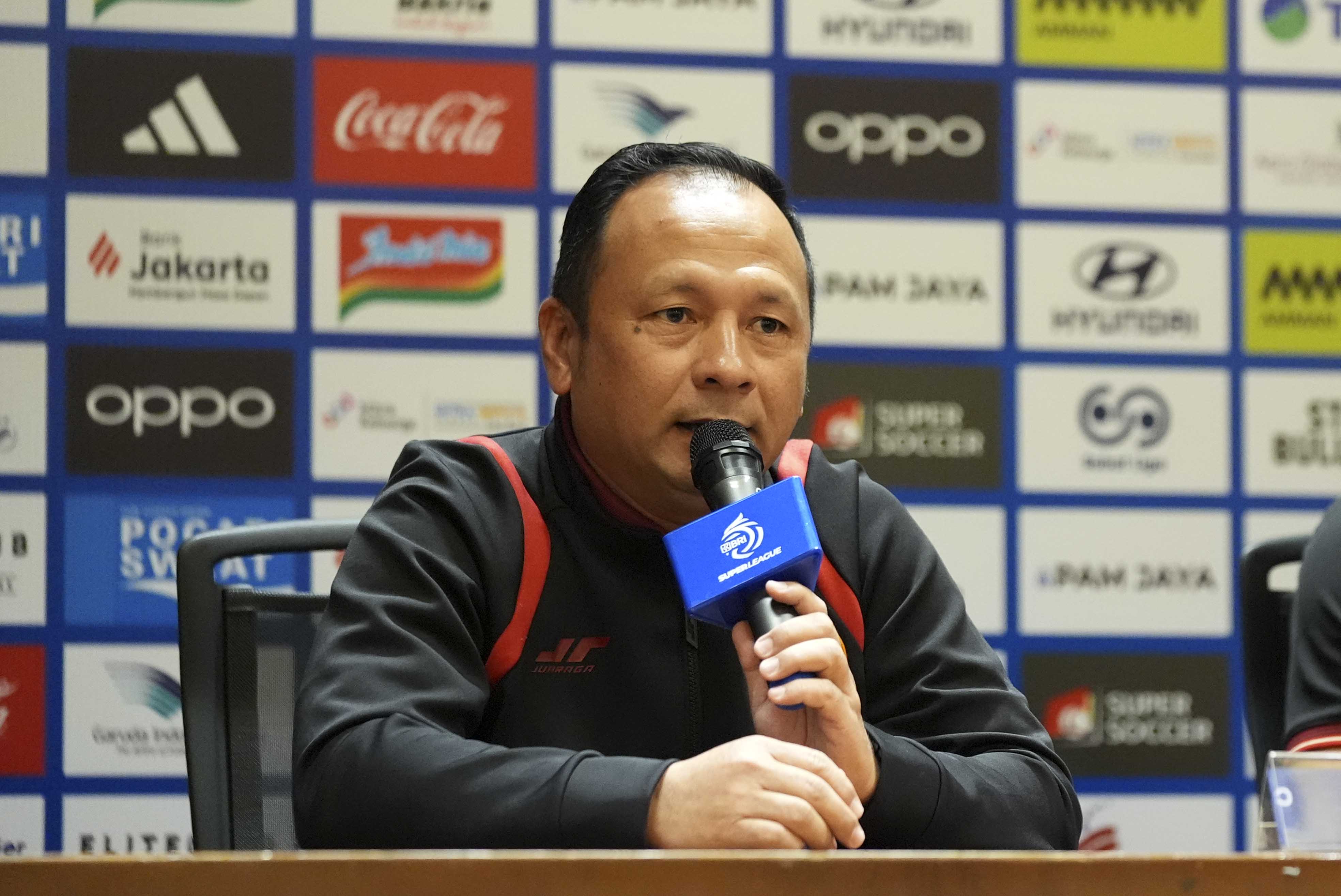 GANTIKAN MAURICIO - Caretaker Ricky Nelson yang akan memimpin Persija menghadapi Bhayangkara FC karena Mauricio Souza terkena akumulasi kartu.