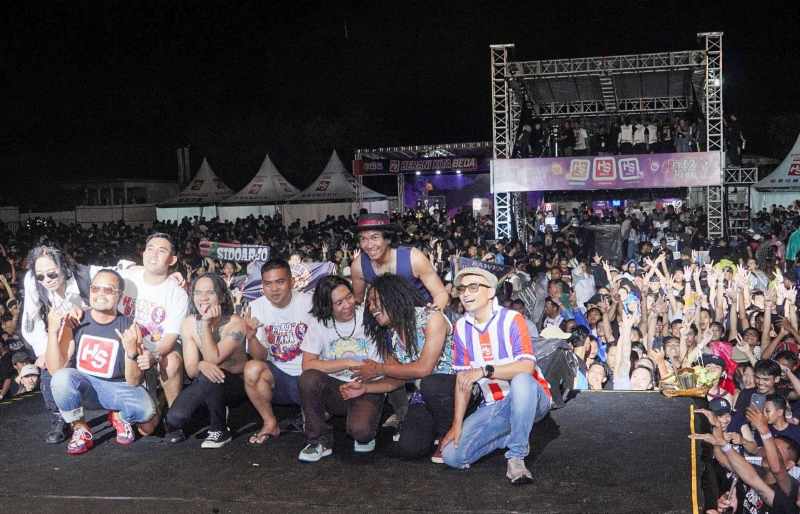 DOA UNTUK SUMATRA :Konser HUT ke 42 Slank digelar di Pantai Mertasari, Sanur, Sabtu (27/12/2025) malam. (foto:ist)
