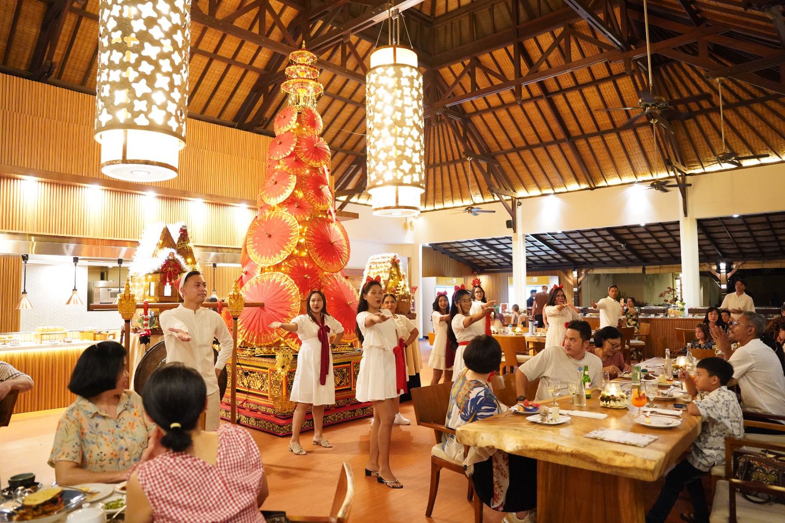 POHON NATAL: Lighting up ceremony di The Square Restaurant, Novotel Bali Nusa Dua Hotel & Residences.