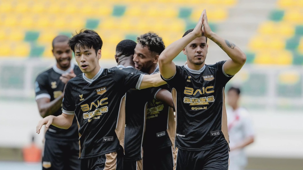 Tasei Marukawa dan para pemain Dewa United merayakan gol ke gawang lawan.