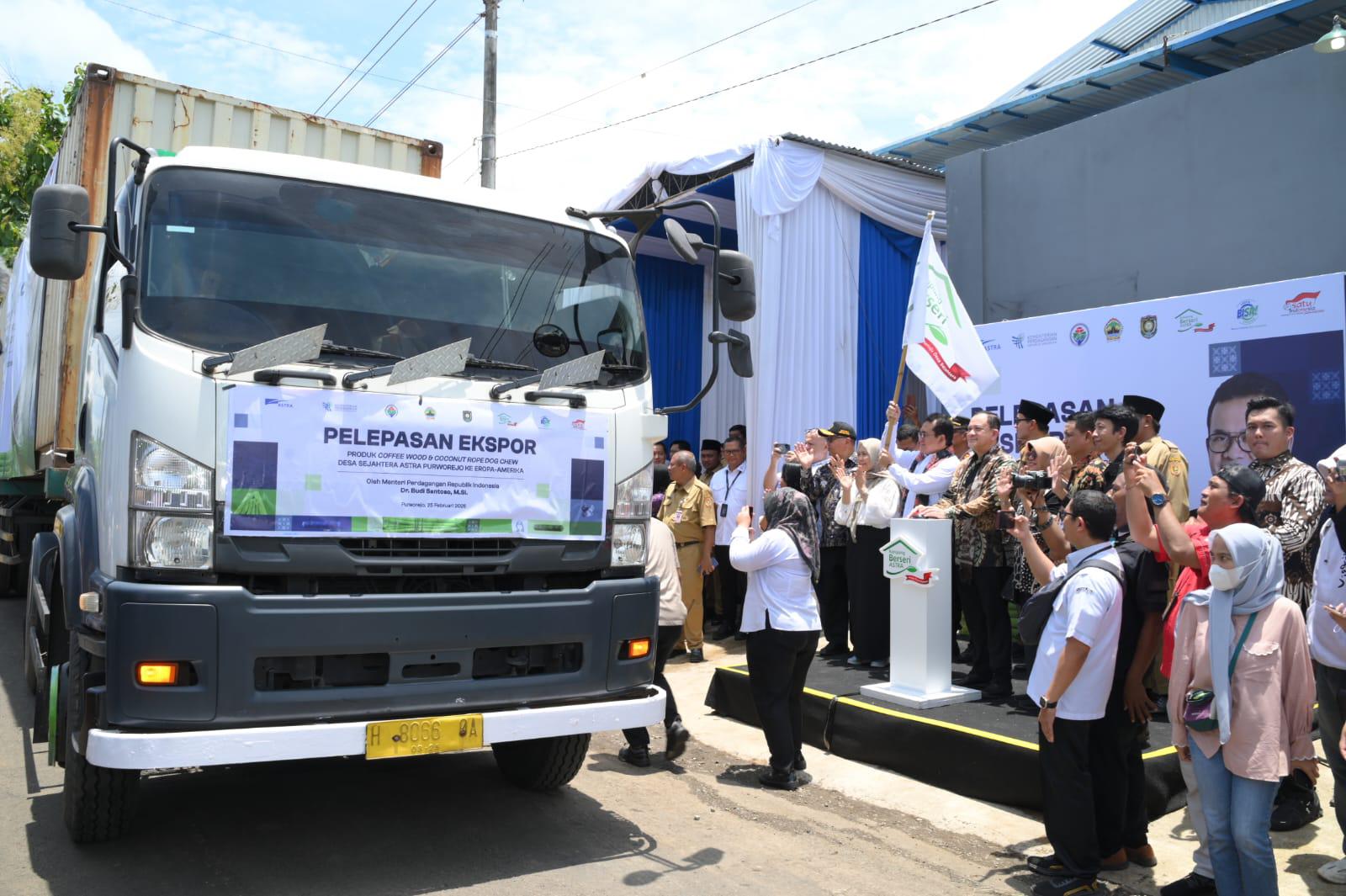 EKSPOR PERDANA: Produk Coffee Wood dan Coconut Rope Dog Chew dari Desa Sejahtera Astra Purworejo, Jawa Tengah, ke Eropa dan Amerika Serikat, pada 27 Februari 2025 lalu.