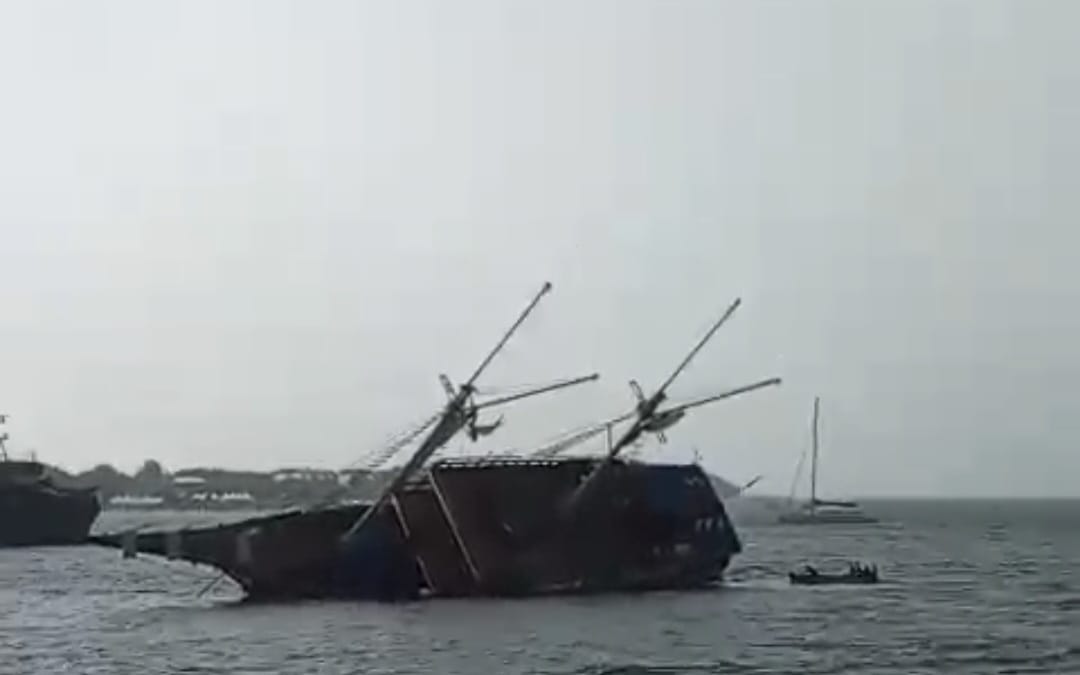 DANGKAL: Kapal Phinisi Mewah Karam di Benoa Denpasar Selatan, Sabtu (27/12/2025).