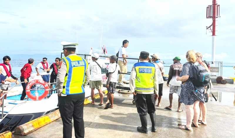 SEMAKIN RAMAI : Pelancong asing Pelabuhan Banjar Nyuh , Nusa Penida. (Foto: Humas Polres Klungkung)