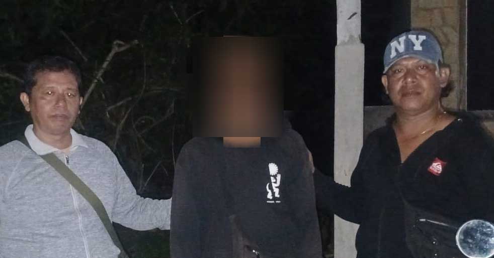 NEKAT : Pelaku Gede Wiyanda (tengah) ditangkap polisi usai membawa kabur sepeda motor saat COD.(foto:dok.Polres Buleleng)