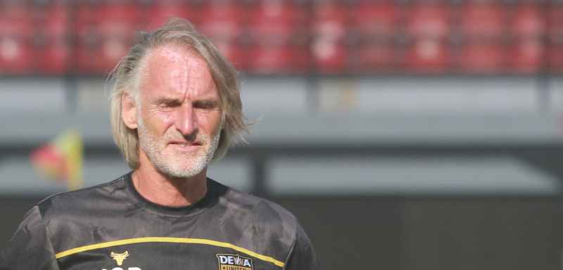 Pelatih Dewa United, Jan Olde Riekerink. (Miftahuddin/Radar Bali)