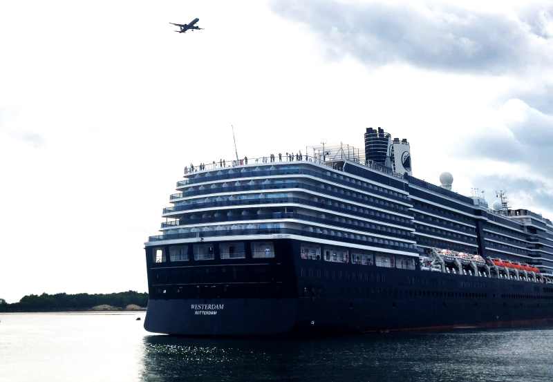 BERSANDAR DI BENOA: Kapal pesiar Internasional Westerdam, berbendera Belanda saat sandar di pelabuhan Benoa. (istimewa)