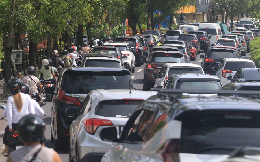 MACET TOTAL: Kemacetan di kawasan jalan Sunset Road Kuta tahun lalu menjelang pergantian tahun.
