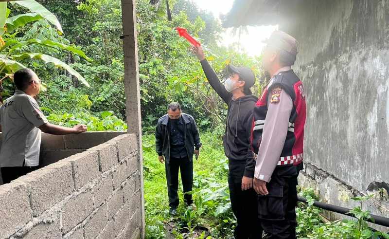 OLAH TKP : Aparat kepolisian saat melakukan olah TKP di garasi rumah tempat IWS gantung diri, Minggu (28/12/2025).(ist)