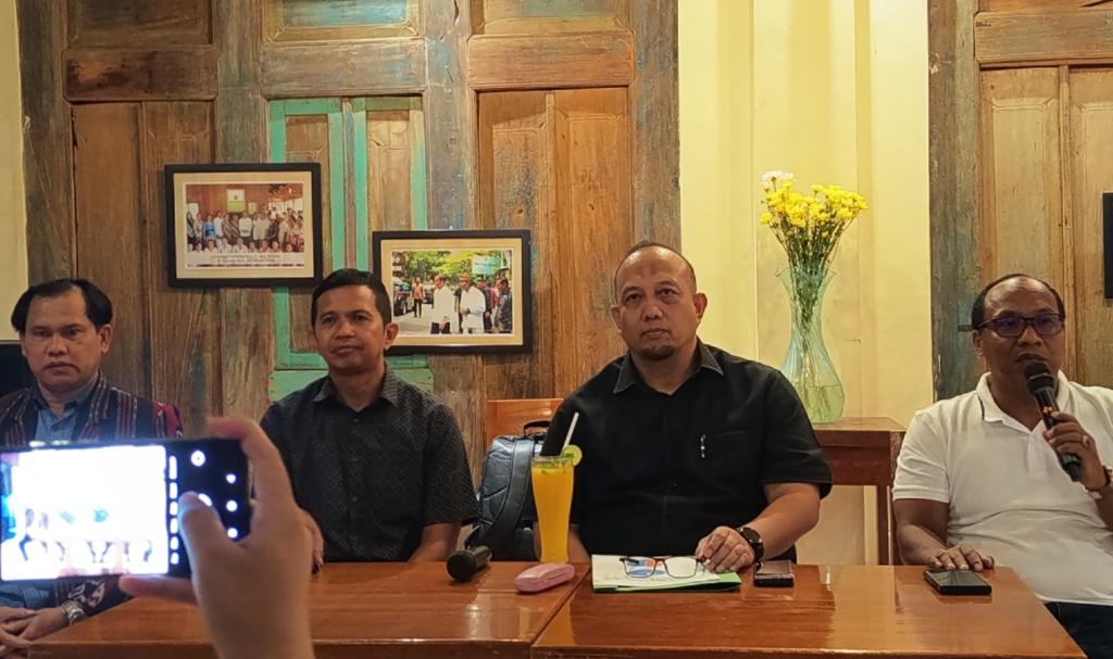 REFLEKSI AKHIR TAHUN: Ketua PN Denpasar, Iman Luqmanul Hakim didampingi Waka PN Denpasar, Putu Gde Novyartha, dan humas PN Denpasar, I Wayan Suarta dan Ketut Somanasa.