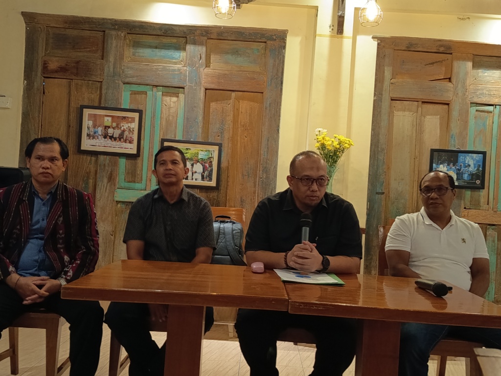 PAPARKAN DATA: Ketua PN Denpasar, Iman Luqmanul Hakim (dua dari kanan) didampingi Waka PN Denpasar, Putu Gde Novyartha, dan humas PN Denpasar, I Wayan Suarta dan Ketut Somanasa.